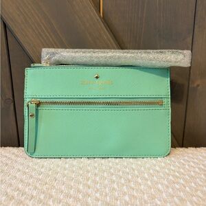 KATE SPADE Mikas Pond Bee
Leather Wristlet Wallet Zippered
Mint Green